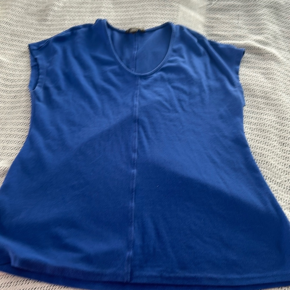 Tommy Bahama Blouse size small- like new. Excellent condition